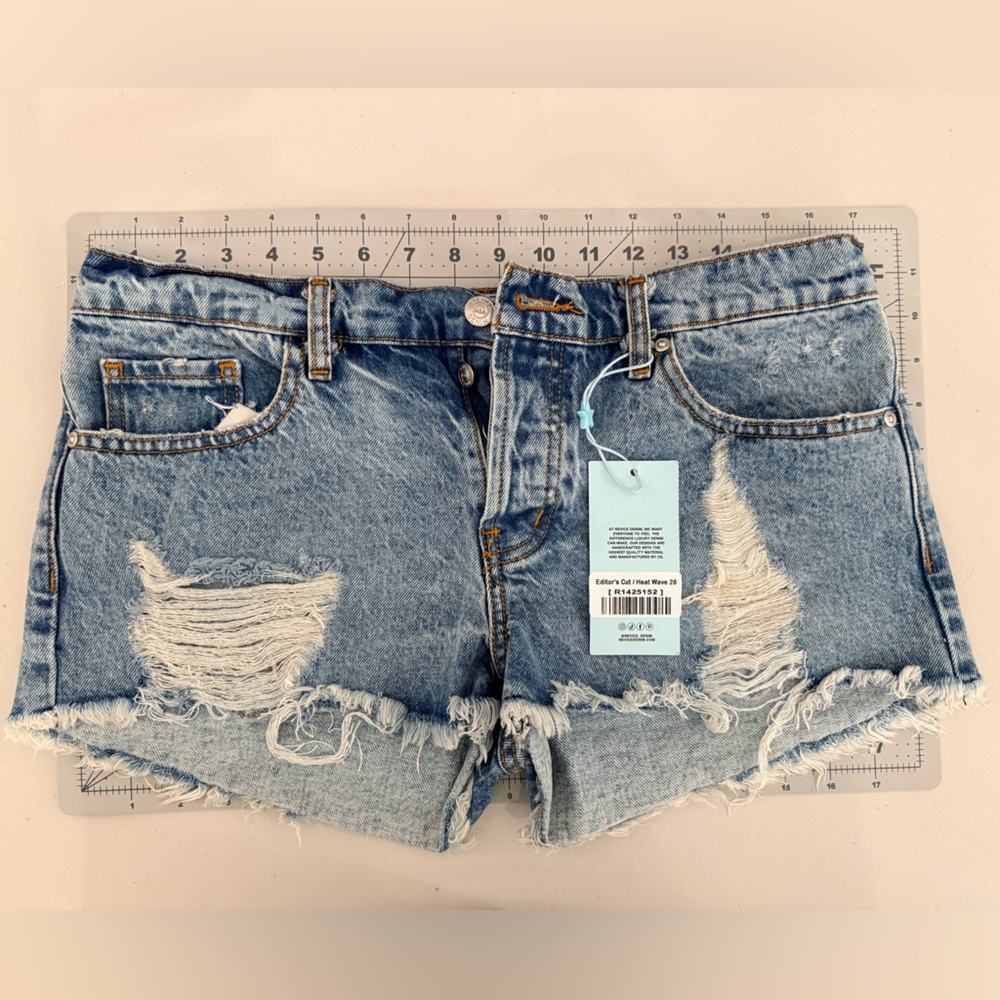NWT REVICE Editors Cut Heat Wave Denim Blue Distressed Women Shorts Size 28